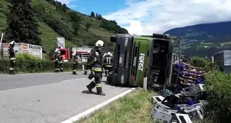 Bressanone: Tir si ribalta gravissimo l'autista casse vuote di birra sull'asfalto