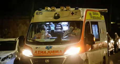 Botte per strada fra due giovani a Pergine Uno finisce in ospedale l'altro è ricercato dalla polizia