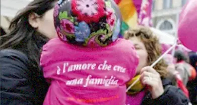 Bimba con due mamme e due cognomi il Tribunale ordina al Comune di Trento di registrare anche la madre non biologica