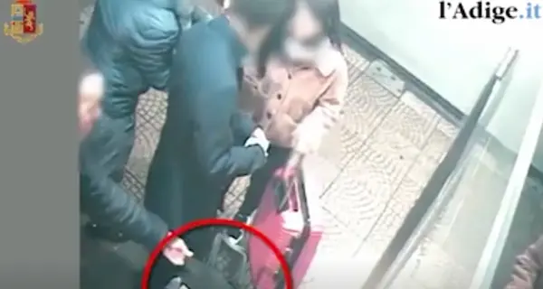 Borseggiatori in azione in stazione Così derubano i passeggeri I trucchi filmati dalle telecamere