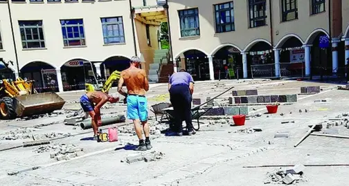 Si rinnova la pavimentazione in piazza Argentario a Cognola