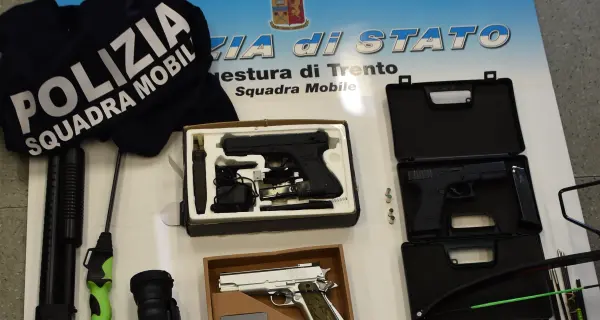 Ubriaco si barrica in casa armato di balestra La polizia fa irruzione