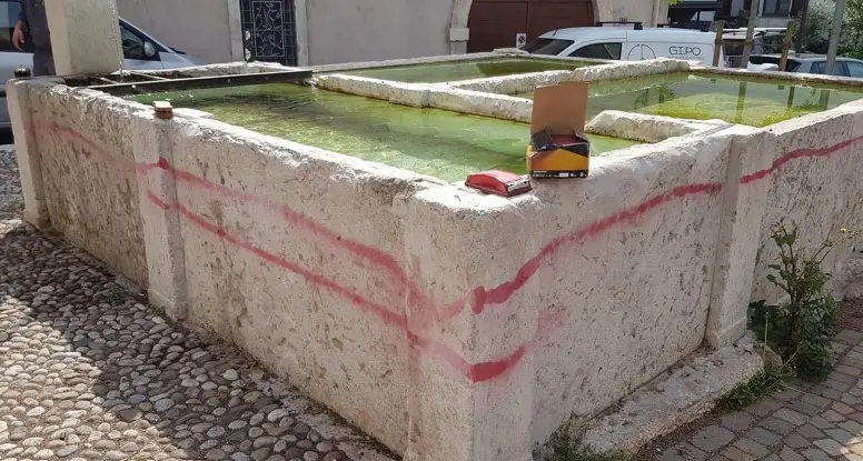 Vandali imbrattano la fontana appena restaurata