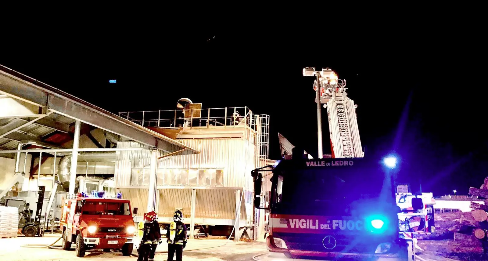 Incendio al cogeneratore: andato a fuoco l'essicatore nessun ferito ma molti danni