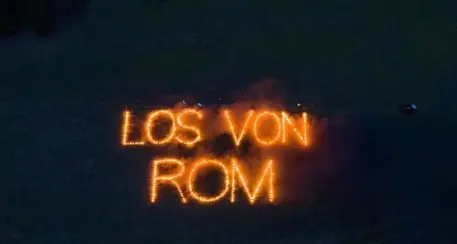 Scritte \"Los von Rom\" col fuoco sulle montagne della Pusteria