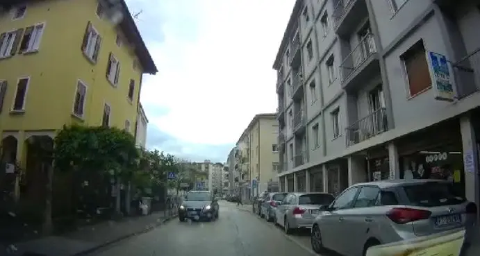 La guida contromano dilaga: dopo il suv sulla Valsugana ecco l'auto in via Gorizia
