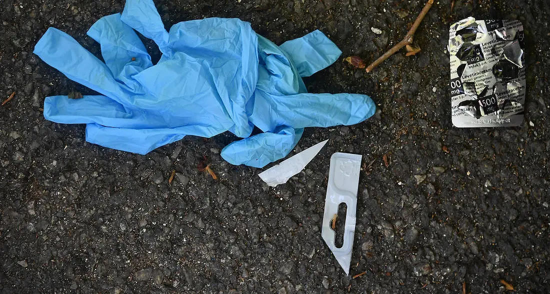 L'allarme di Mario Tozzi: «Guanti e mascherine Covid ci sommerge di plastica»