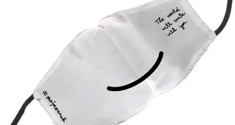 La maschera \"sospesa\" con il sorriso stampato