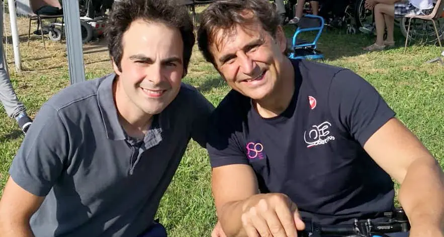 La sfida di Michele Grieco, che completa la gara di Zanardi: «Sul traguardo pensando a lui»