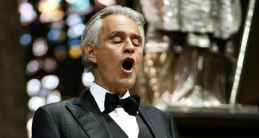 Bocelli, da solo, che canta nel Duomo di Milano: ecco il video del concerto