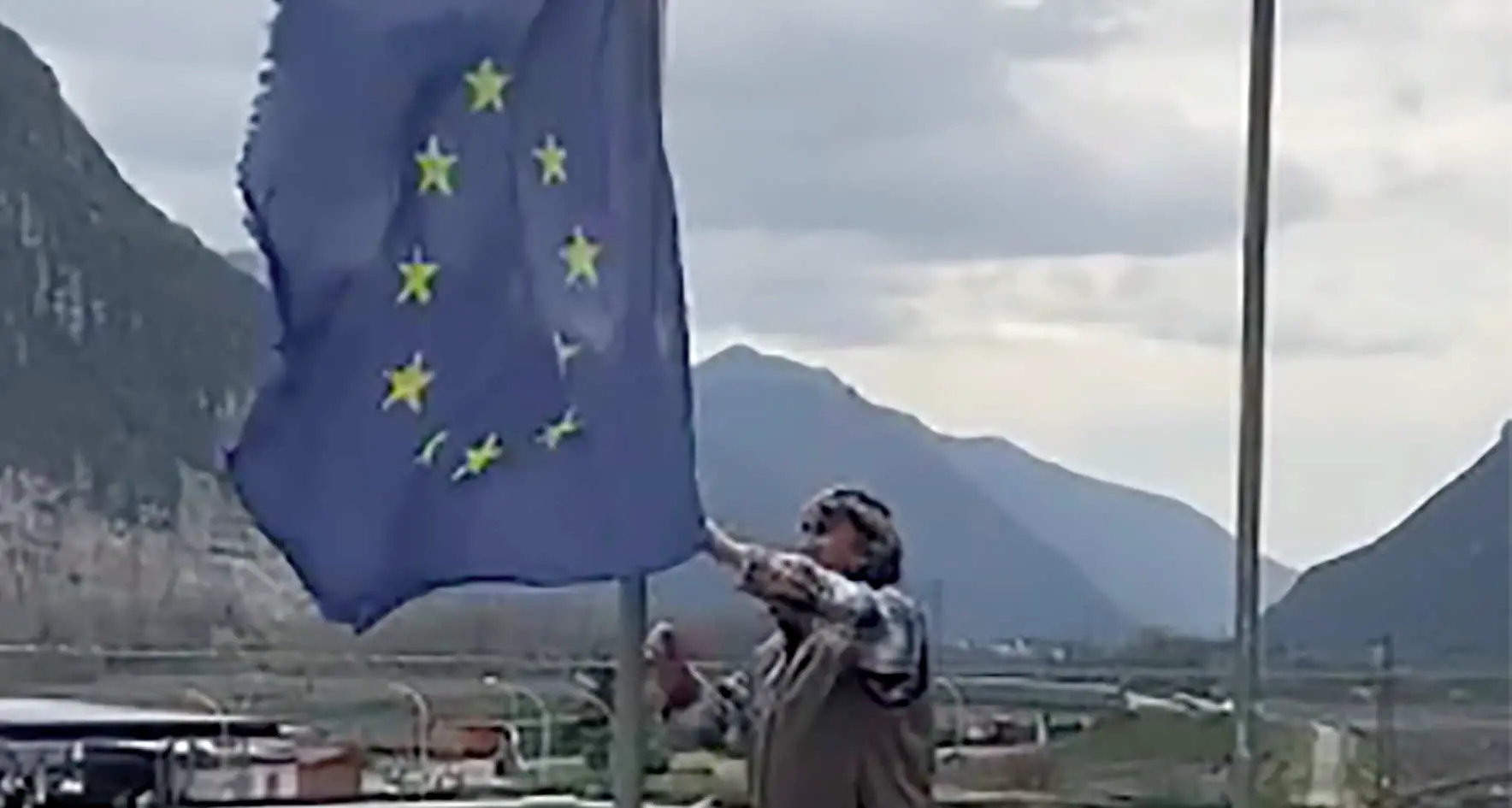 Il suo vicino ammaina la bandiera dell'Europa Unita, e Fugatti ne rilancia il video su Facebook