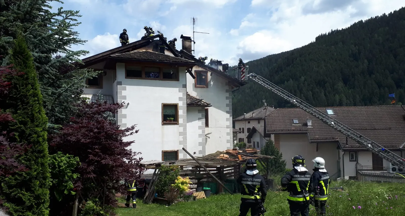 Abitazione in fiamme a Molina: evacuate cinque persone