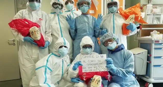Uova pasquali e auguri ai pazienti Covid dell'ospedale di Cles