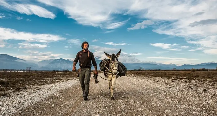 In cammino con il suo asino il libro di Scandurra per riscoprire lentezza a boschi