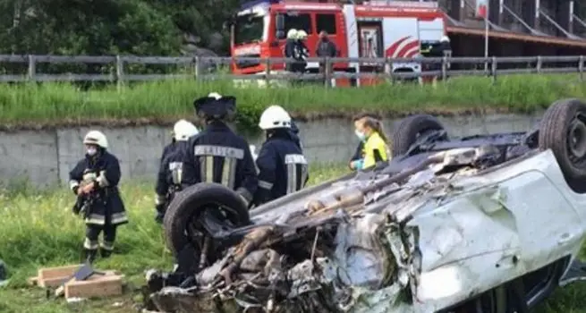 L'auto con quattro giovanissimi si capovolge nel prato