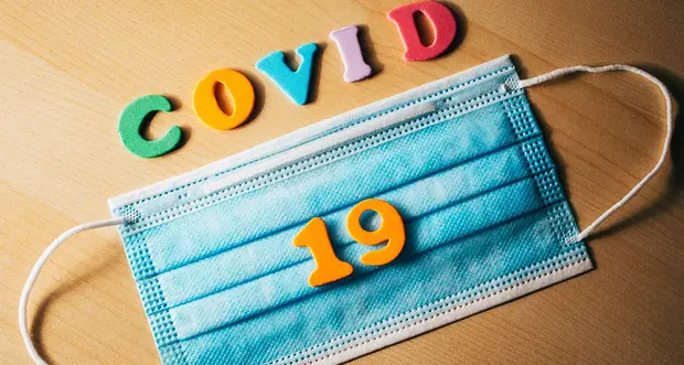 Covid: i guanti usati male possono favorire il contagio Via la mascherina se bagnata