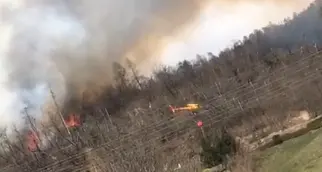 Levico: devastante incendio nel bosco sopra il paese Intervenuto l'elicottero - VIDEO