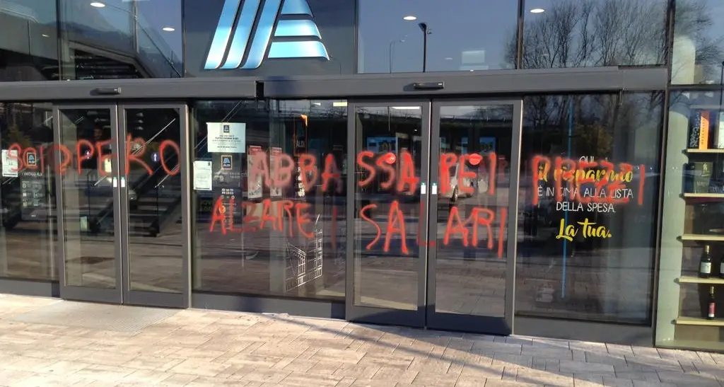 «Abbassate i prezzi»: nella notte scritte contro Lidl e Aldi