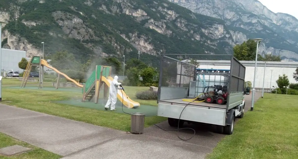 Riaperti parchetti e \"giochi\" il Comune di Trento sanifica e libera scivoli ed altalene