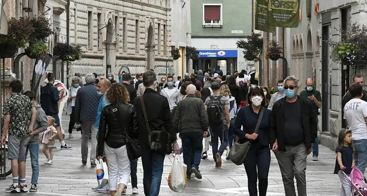 Voglia di shopping, negozi presi d'assalto Tante code e strade finalmente vivaci