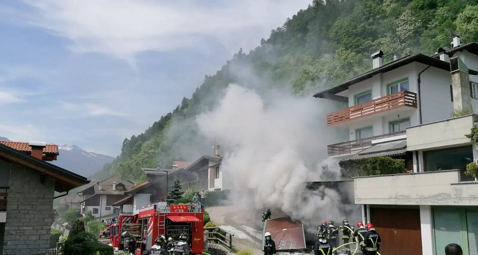 Cortocircuito in garage Auto distrutta dalle fiamme