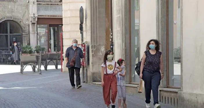 Educatori \"trasformati\" in babysitter Genitori al lavoro, figli a casa: tanti soldi ma per poche famiglie