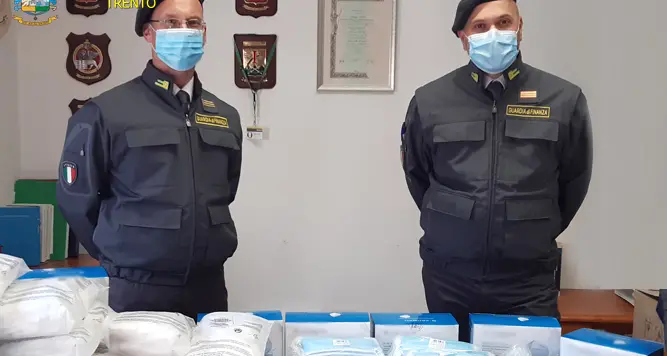 Guanti e mascherine contraffatti maxi sequestro a Riva del Garda La Finanza scova 50 mila pezzi