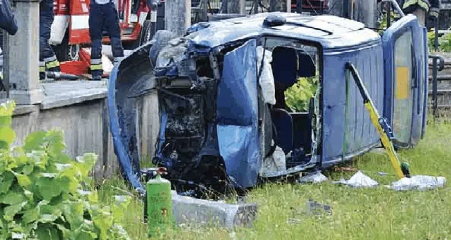 Sbanda, abbatte i pilastri e si ribalta nel sagrato della chiesa: donna ferita a Lodrone di Storo