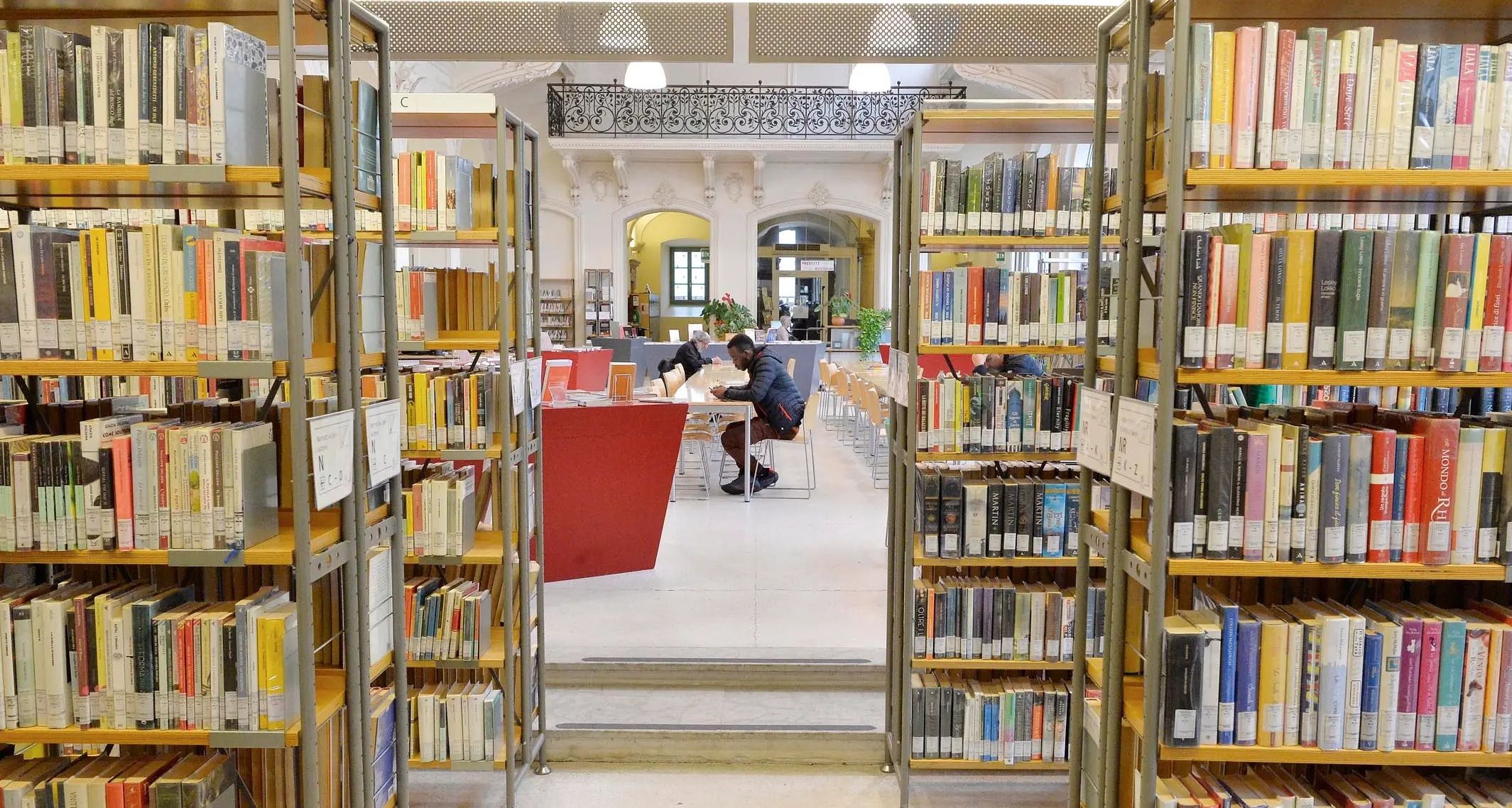 Oggi riaprono le biblioteche a Trento Ingressi contingentati e ognuno avrà a disposizione solo 10 minuti