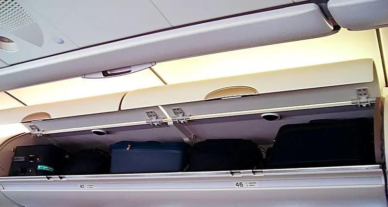 Covid e trasporto aereo: l'Italia unica al mondo vieta i trolley in cabina: creano assembramenti
