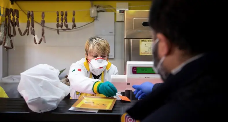 Coronavirus, al via il bonus alimentare Richieste da fare on line domattina dalle 8 Da 40 a 100 euro a settimana: ecco chi ne ha diritto