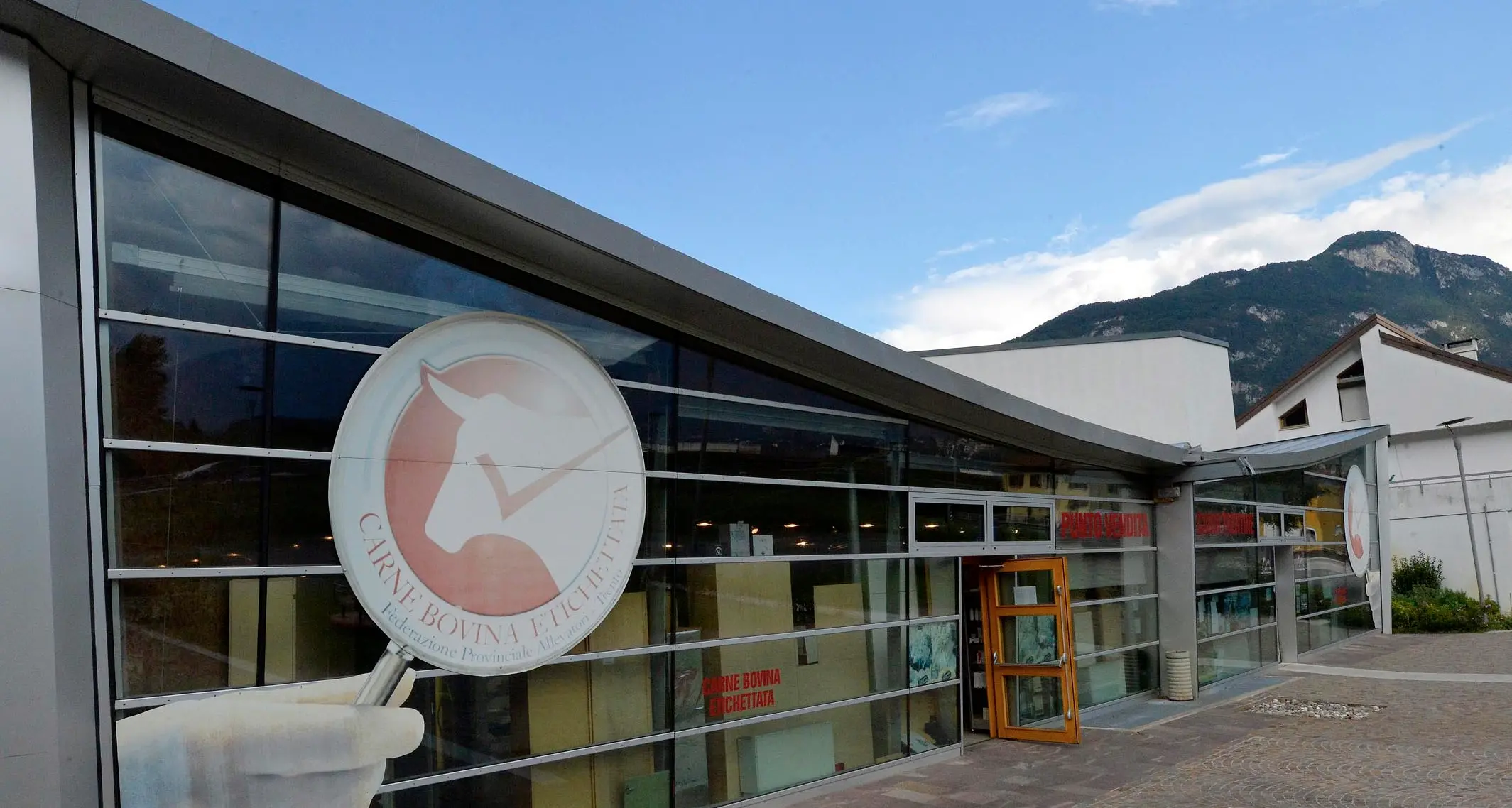 Compra le salsicce trentine scelta che gli costa cara: una maximulta per violazione dei divieti anti-Covid