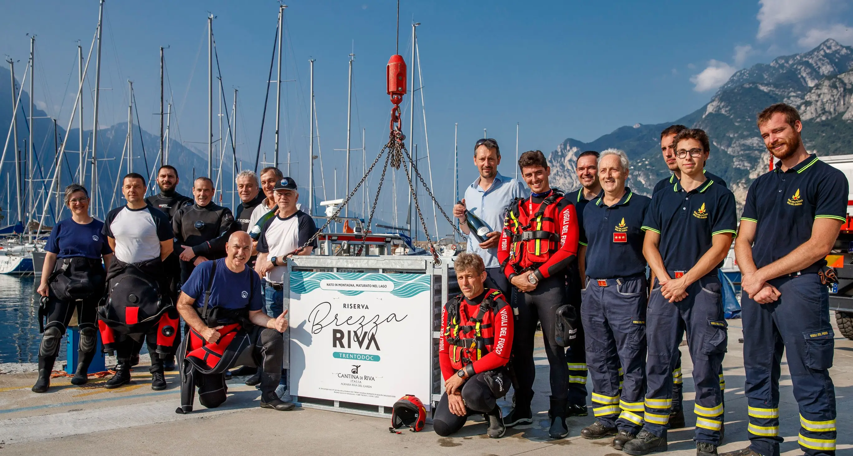 Il Trentodoc di Riva del Garda riposa in fondo al lago: posate 1200 bottiglie - VIDEO