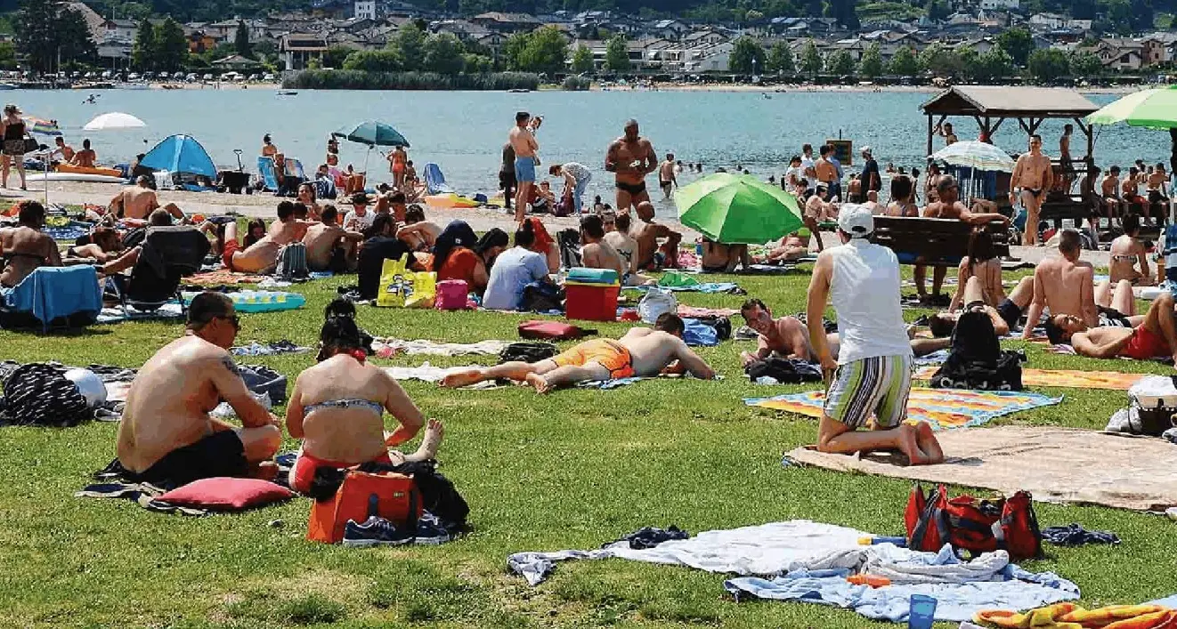 Laghi presi d'assalto nel fine settimana Tutti in spiaggia senza mascherine