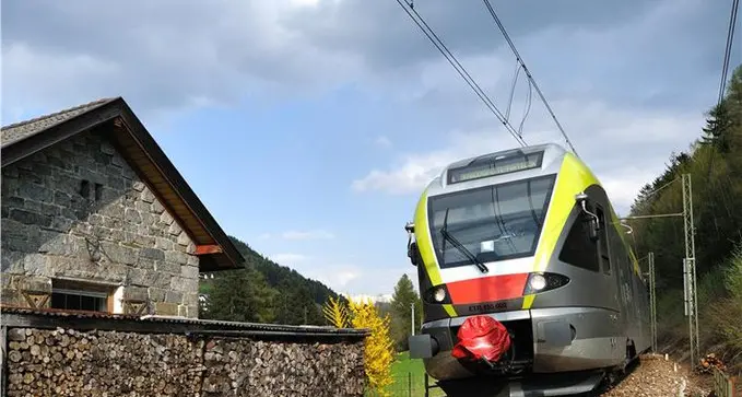 Furioso temporale in Pusteria smottamenti lungo la ferrovia treni sospesi, nessun ferito