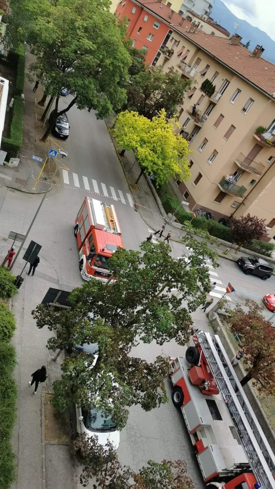 Via Baratieri, allarme per un grosso petardo