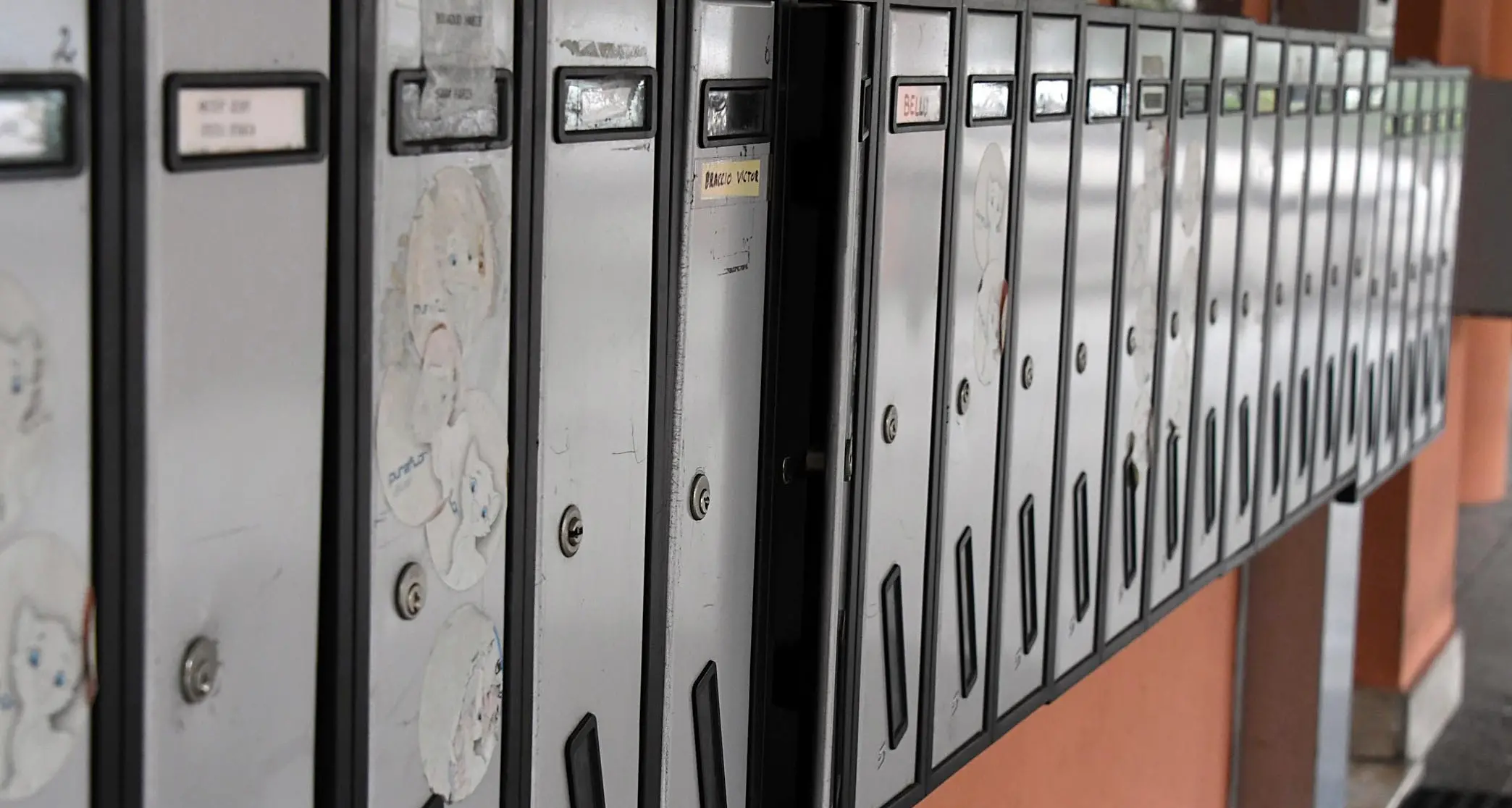 Dalla cassetta delle lettere spariscono le mascherine