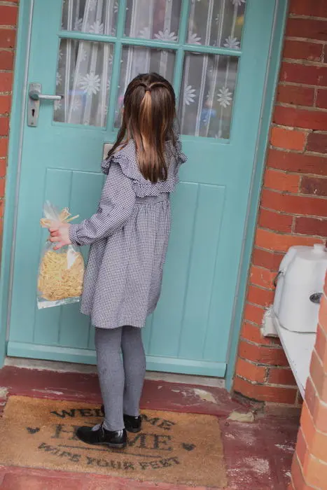 La principessina Charlotte compie 5 anni e consegna la pasta ai pensionati