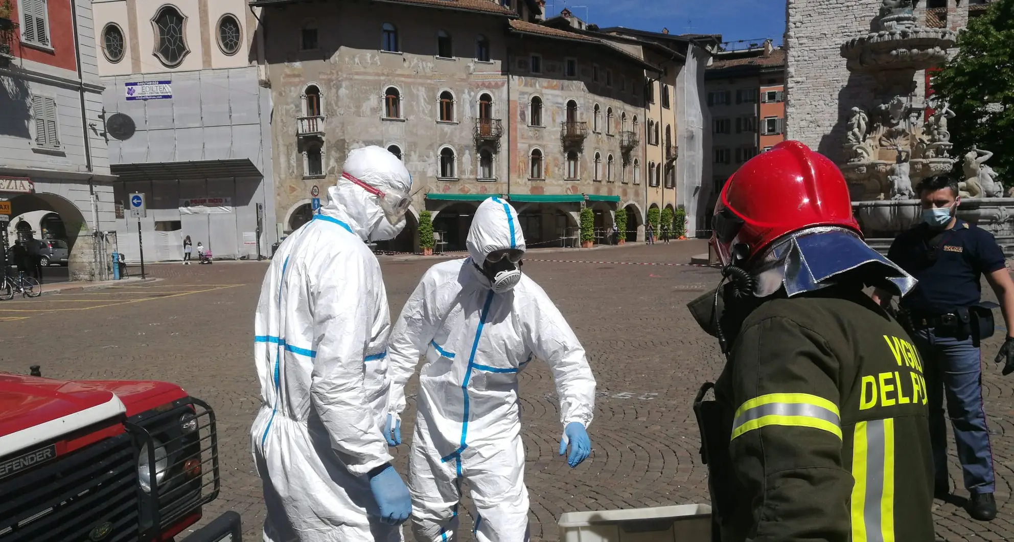Sputano contro la polizia che vuole sgomberarli: sanificata la fontana del Nettuno