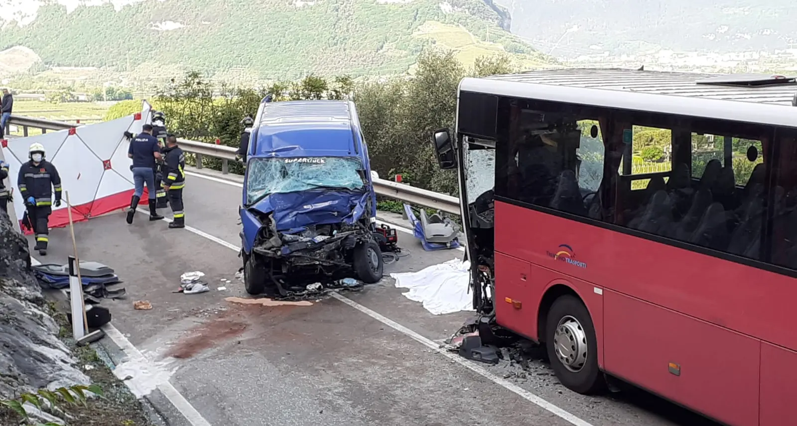 Furgone contro corriera alla Maza un morto e tre feriti il traffico è paralizzato