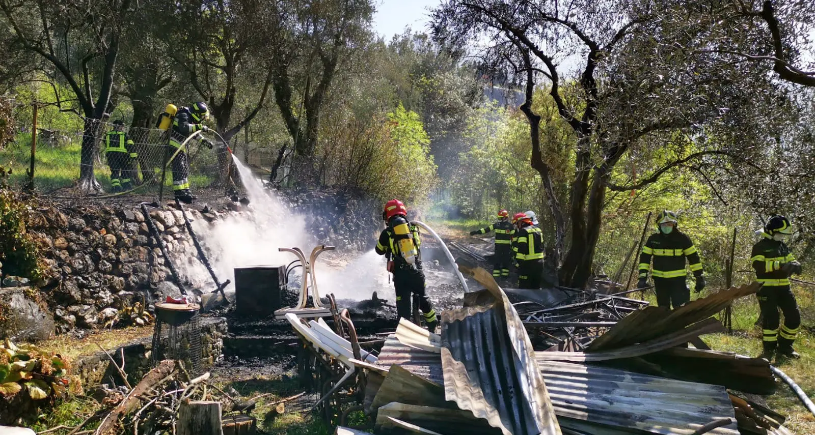Capanno incenerito ad Arco: i pompieri salvano l'olivaia