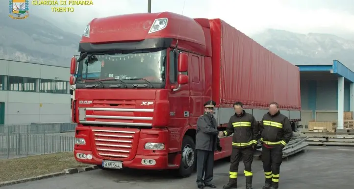 Stroncato traffico di sigarette: camion sequestrato donato ai pompieri di Trento