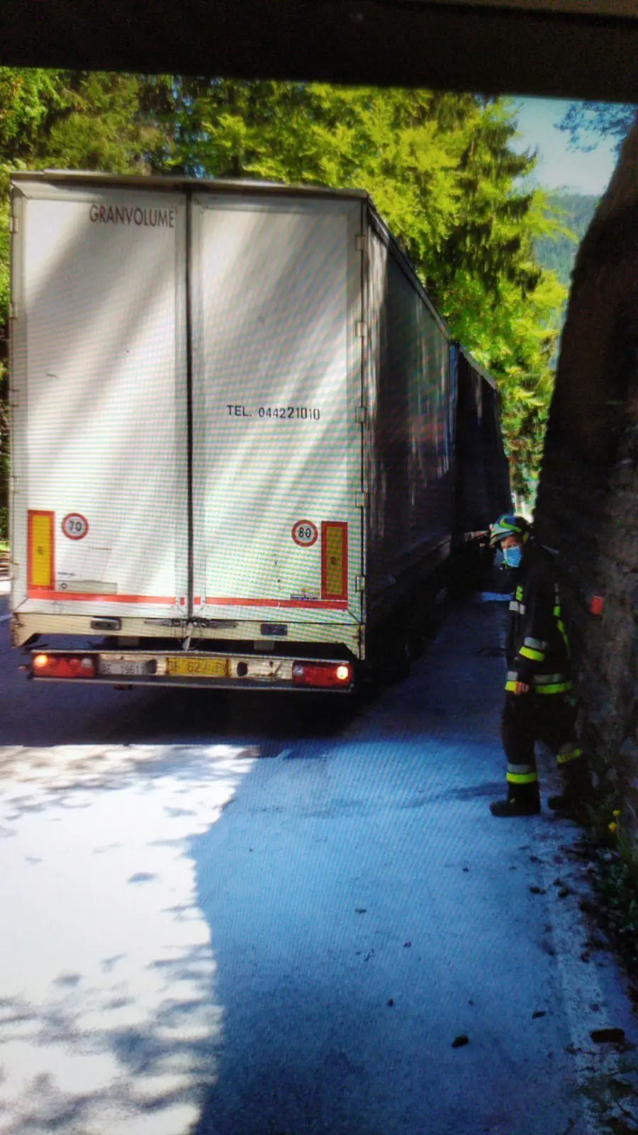 Camion in fiamme fra Rumo e Livo colpa dei freni surriscaldati nella discesa a pieno carico
