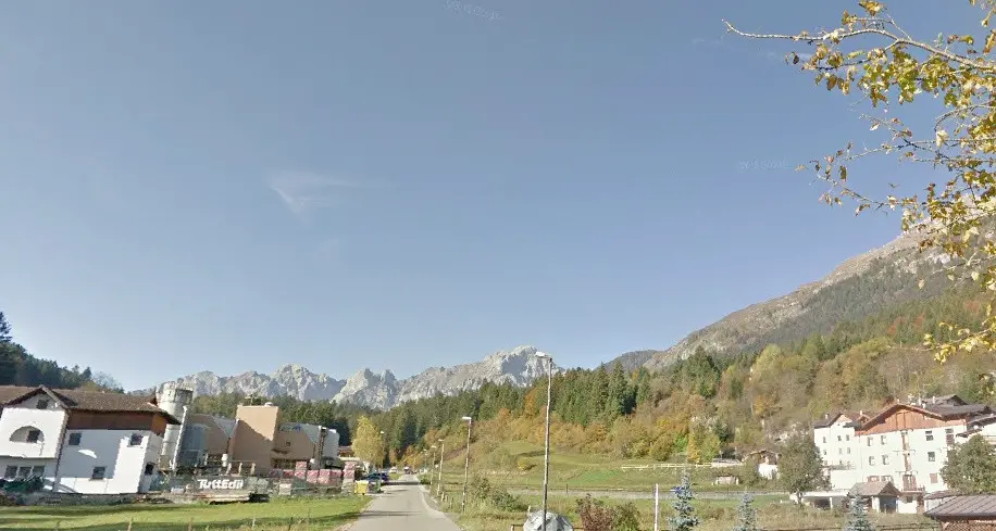 Andalo, centrato dal muletto Operaio soccorso in elicottero