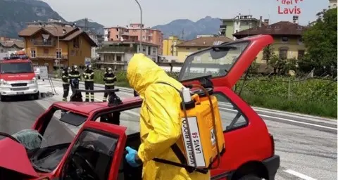 Lavis: nell'incidente d'auto un uomo si ferisce e i pompieri devono sanificare la strada