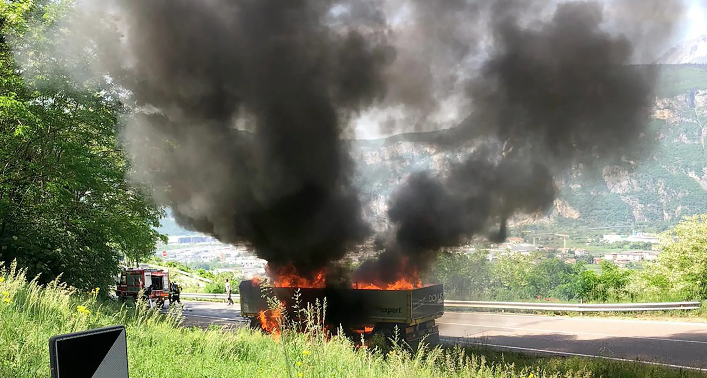 Camion prende fuoco: fumo nero a Meano ma nessun ferito