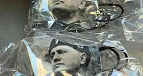 Mascherine con il volto di Mussolini: scoppia la polemica