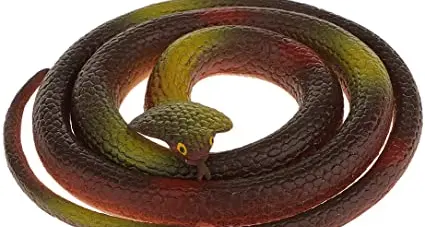 Un cobra al parco di Melta intervengono i vigili del fuoco ma era un serpente di gomma