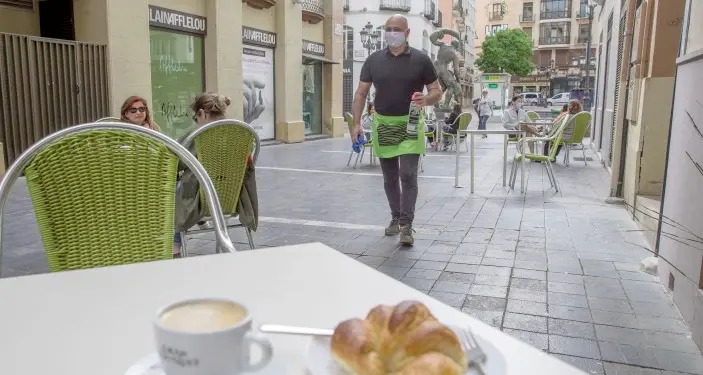 Ecco il via libera da lunedì 18 maggio: entro venerdì le norme di sicurezza per riaprire bar, ristoranti e parrucchiere