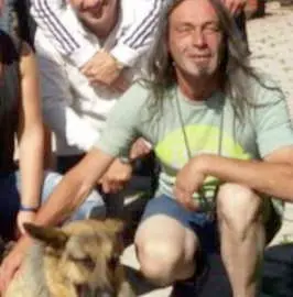 Stefano Buzzi e il suo cane Wuolly con il gruppo del Circolo Tennis